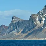 Spacious, Modern Lofoten *